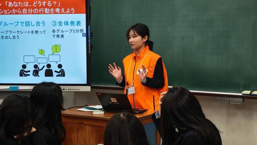 講師派遣にて自身の経験について共有する筆者