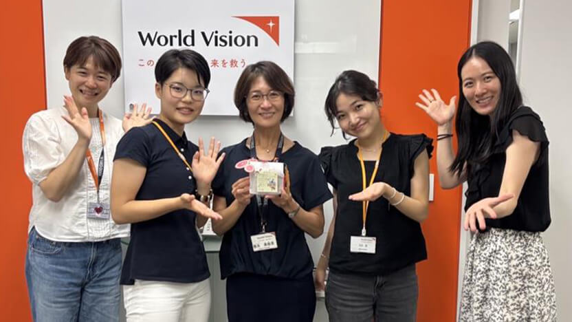 課長のお誕生日をお祝いしたときに撮ったグローバル教育チームの集合写真。右が筆者。