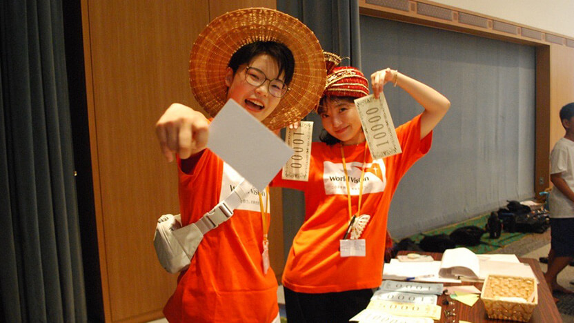 ワールド・ビジョン・サマースクールにて撮影。右が筆者。