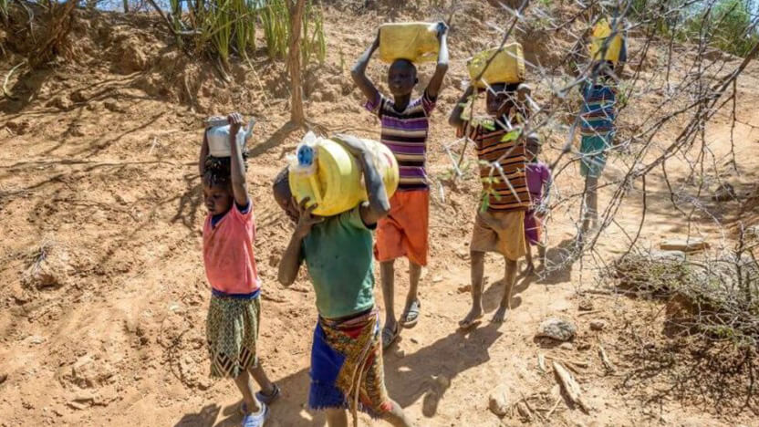 水汲みをする子どもたち（ケニア）