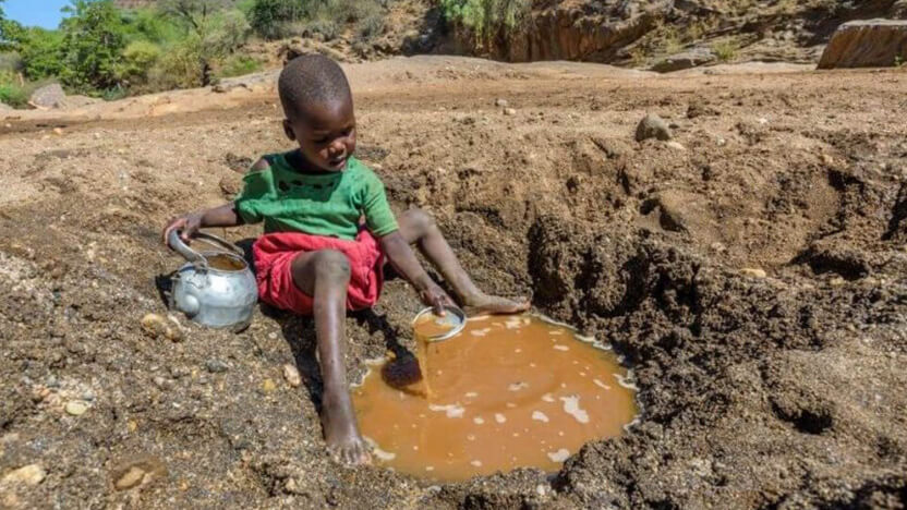 長い距離を歩いた先で不衛生で安全でない水を汲まざるをえない子どもたちも