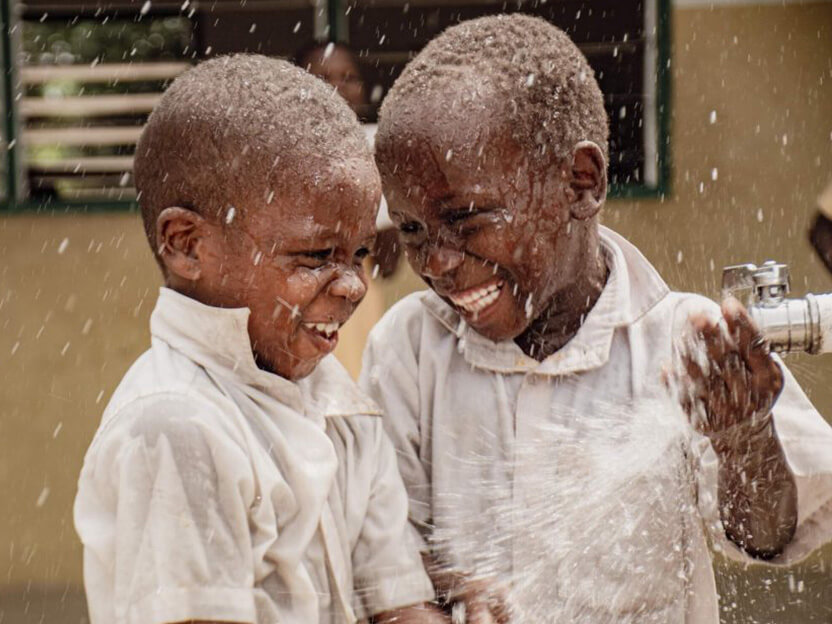 ワールド・ビジョンの支援でできた水道を使う子どもたち