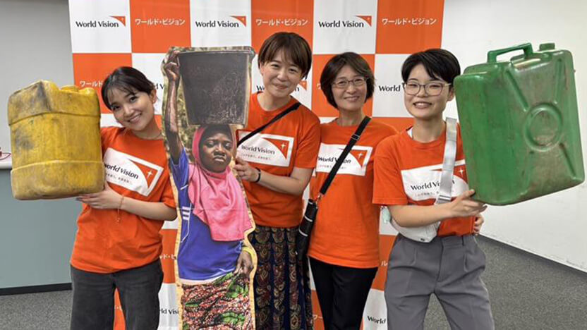 ワールド・ビジョン・サマースクールにて。左が筆者