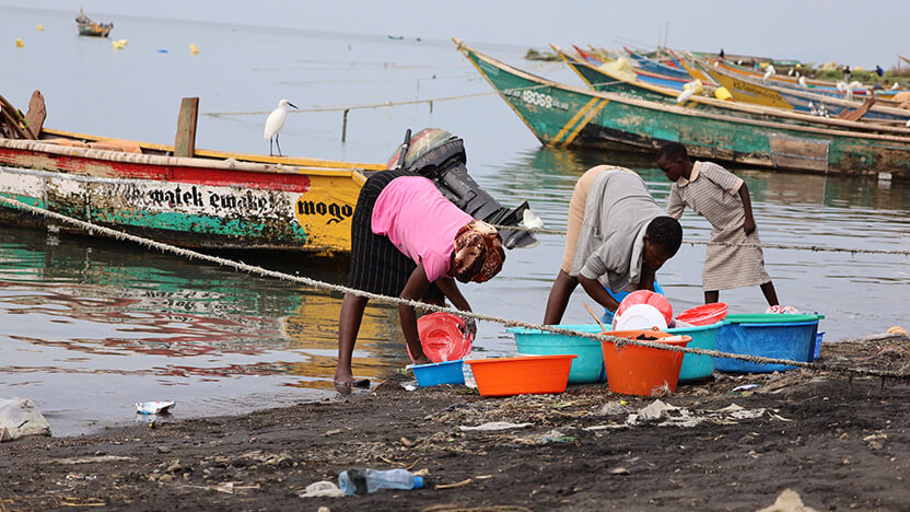 湖で皿洗いをする女性たち