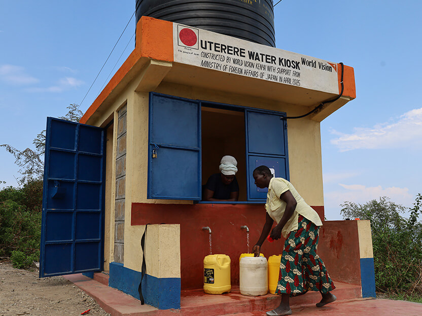給水所での水汲み