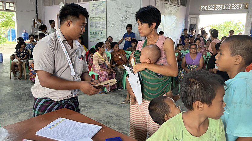 国内避難民の人々への現金給付の様子