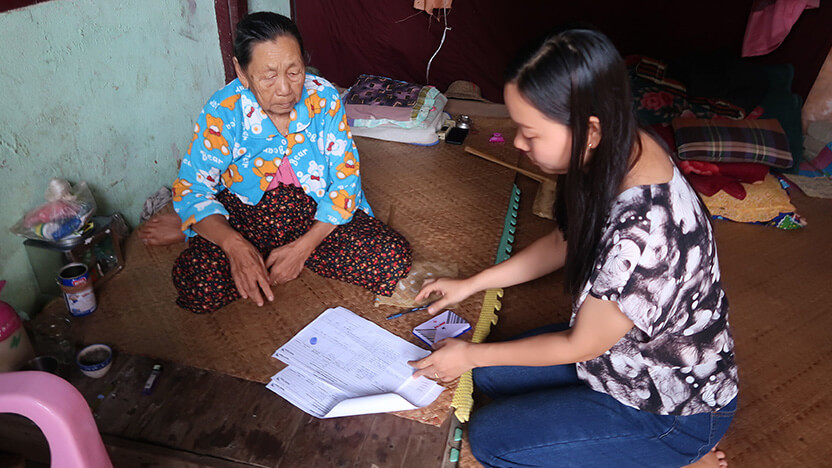 給付場所に足を運ぶことが難しい高齢者へはスタッフが家庭を訪問して給付