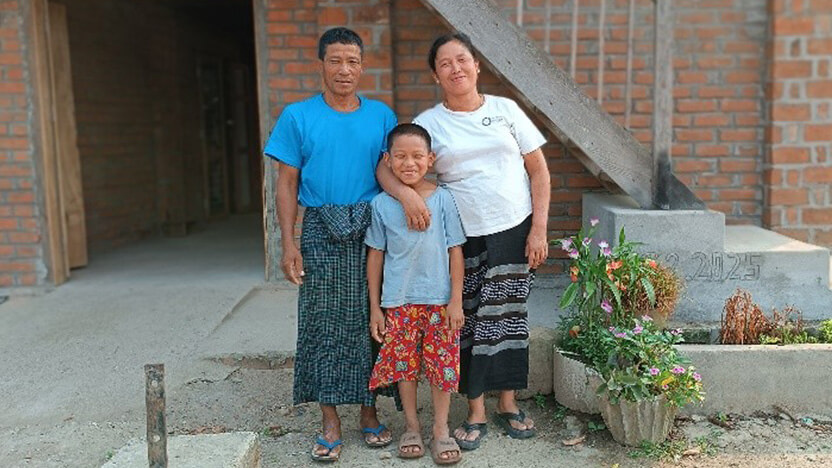生計回復のための資金を受けて養豚業を再開した住民家族