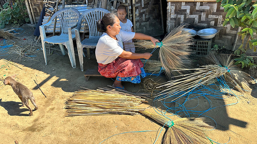 生計回復のための資金を受けてほうきの制作・販売業を開始した住民