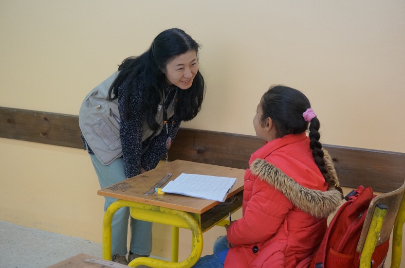 ヨルダンの学校に通う女の子と談笑する渡邉裕子スタッフ