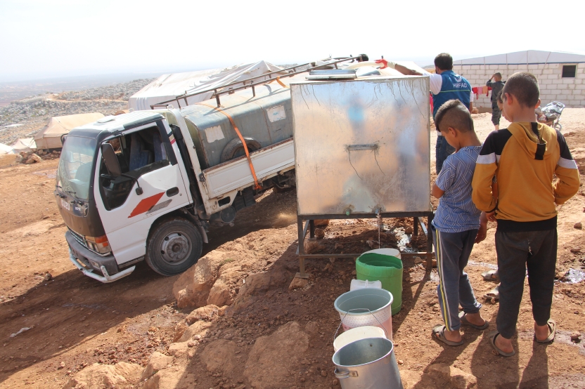 給水の順番待ちをする国内避難民キャンプの子どもたち