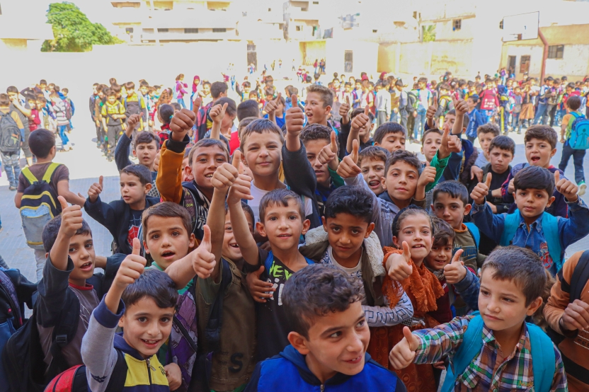 学校の休み時間に笑顔を見せてくれるシリアの子どもたち