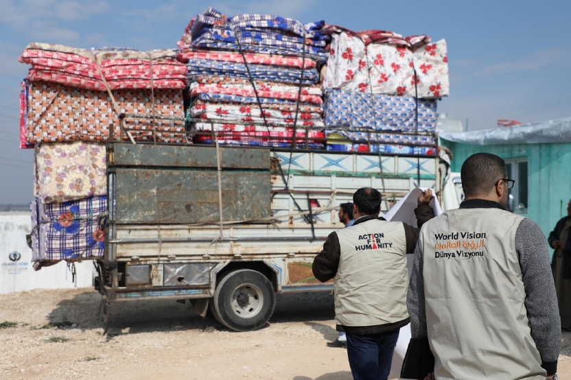 複数の団体が協力して、被災者への支援物資を搬入