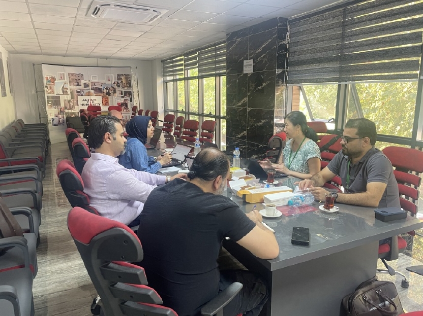 シリア人の同僚たちとの会議風景（トルコにて）