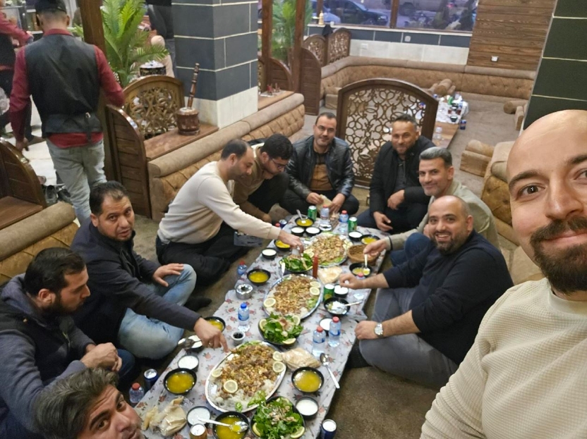 シリア国内で集まった同僚たちから送られてきた写真