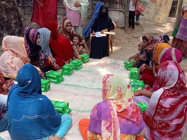 月経時の衛生管理に関する啓発活動に参加する女性たち