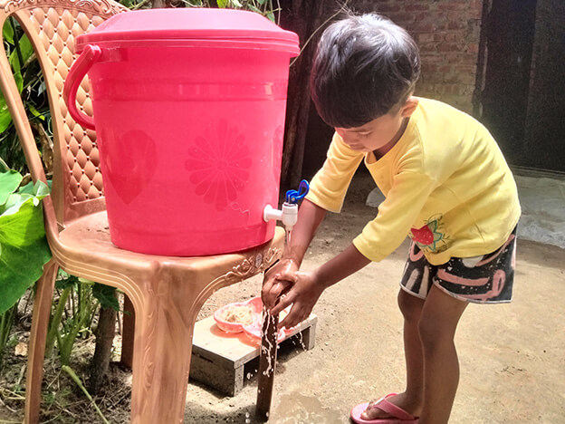 配布した手洗いキットを使って手洗いする子ども