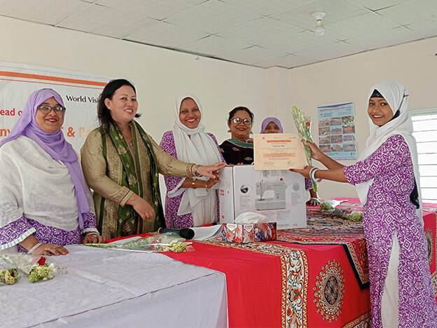 ミシンを受け取る修了生