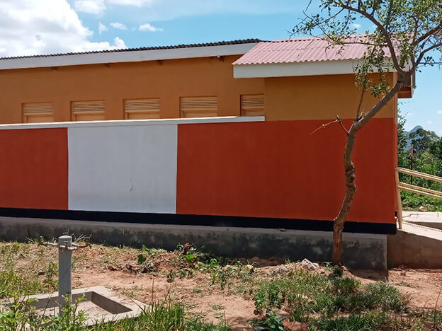 完成したトイレ・給水ポイント。バリアフリー対応の手すりもついています