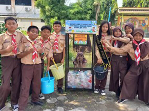 学校の清掃、ゴミ収集を行う子どもたち