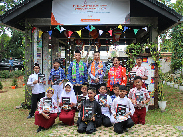 インドネシアにて三菱自動車工業株式会社および三菱自動車社員有志の募金により屋外学習センターが完成、4月25日に引渡式を開催