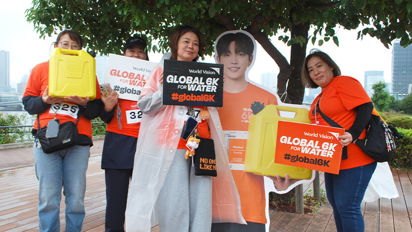 ATEEZ（エイティーズ）のHONGJOONG（ホンジュン）さんのパネルと記念撮影する参加者