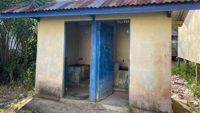 インドネシア支援地域の学校のトイレ