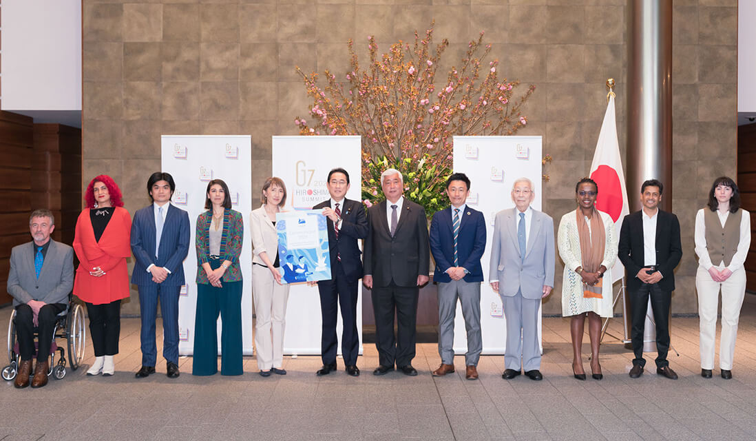 G7広島サミット市民社会エンゲージメントグループ『C7』によるコミュニケを、事務局長木内が岸田総理（当時）に手交