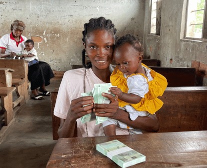 避難生活を送る10人に、食料品購入に使う現金約11日分を給付（コンゴ民主共和国）