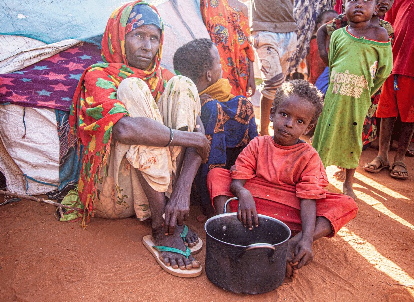 干ばつで家を離れ、支援を待つ親子（ソマリア）