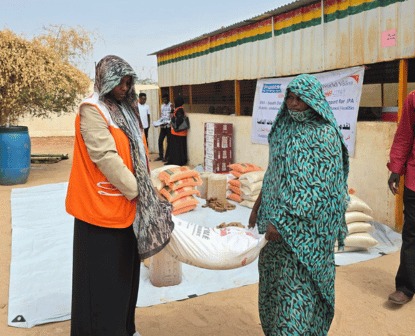 避難生活を送る10人に、20日分の食糧を提供（スーダン）