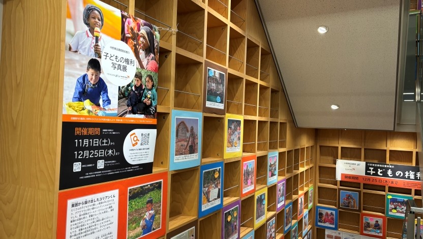 中野東図書館 階段書架(7-9階)に掲示された写真