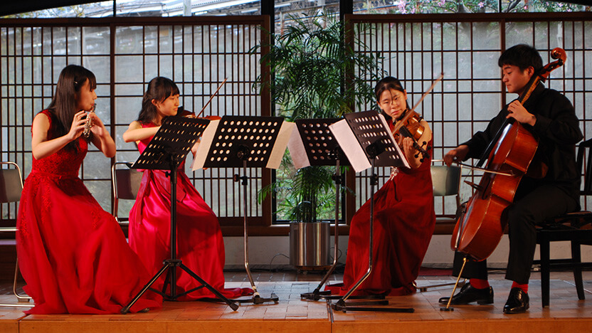 写真右より、チェロ・池田虎之介さん、ヴィオラ・伊藤理子さん、ヴァイオリン・川瀬眞子さん、フルート・和久井美里さん。編曲で矢口晴さんも参加。