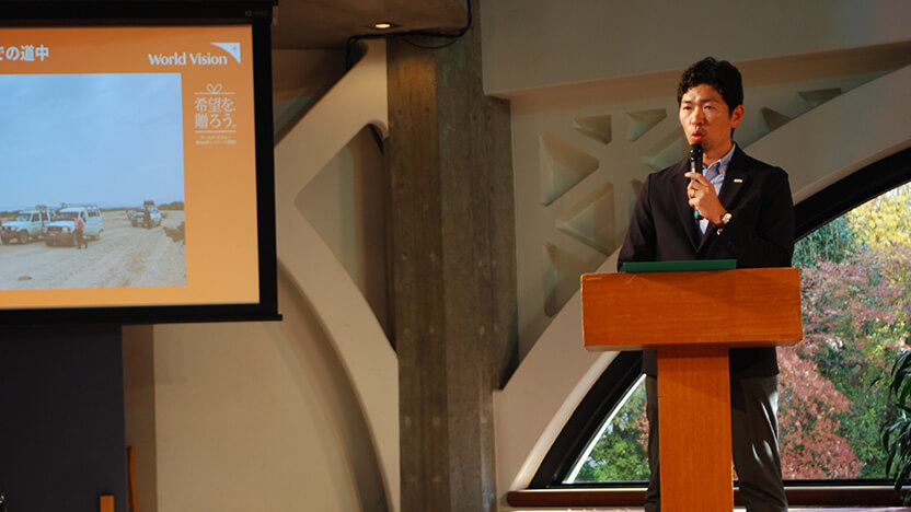 報告する松岡スタッフ