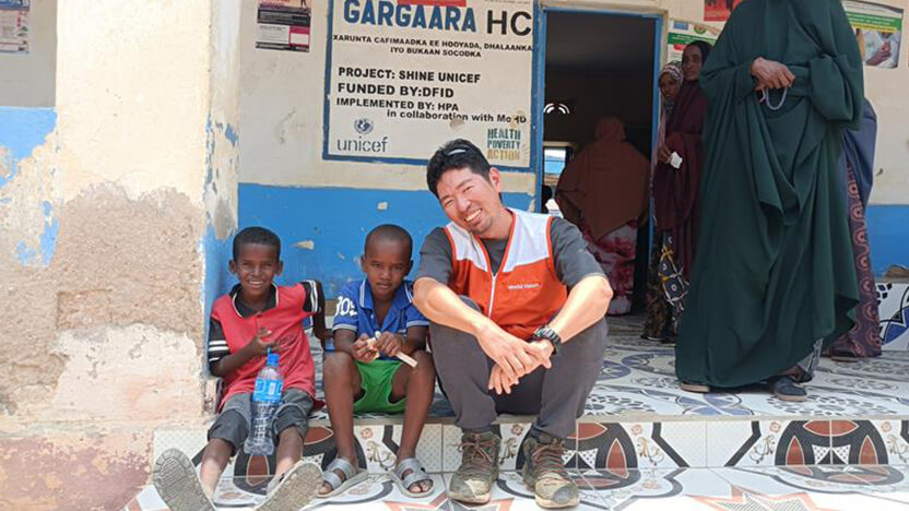 ソマリランドの保健センターで子どもたちと松岡スタッフ