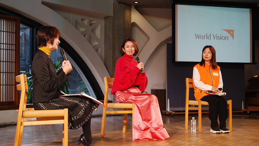 酒井美紀さん(写真中央)、野本スタッフ(同右)、徳永スタッフ(同左/司会)