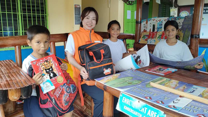 読書コーナーの子どもたちと野本スタッフ