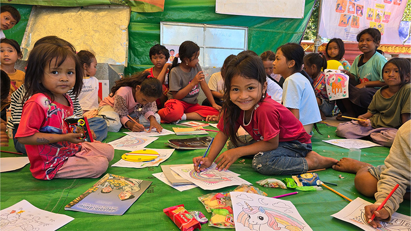 避難所に開設されたチャイルド・フレンドリー・スペースで過ごす子どもたち（カンボジア）