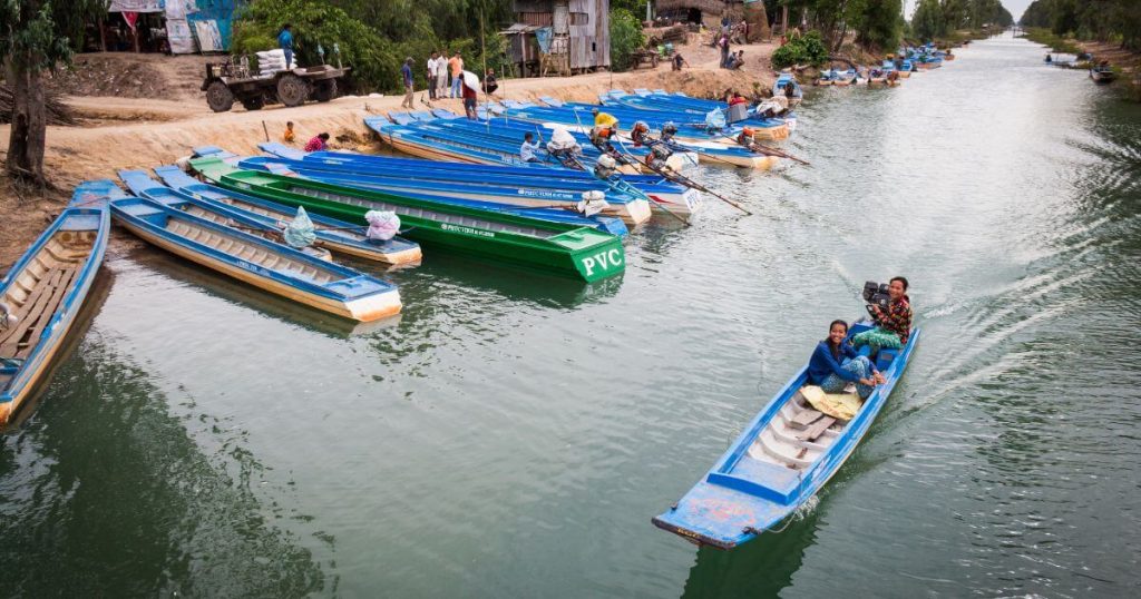ボレイ・チュルサールとは現地語で「水の王国」という意味。船でないと行けない場所が多くある