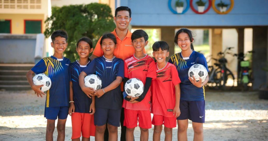 「『キャプテン翼』ボールはともだちプロジェクト」から受け取ったボールを手にする子どもたちとシネット