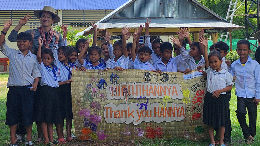 般若さんと訪問した小学校の子どもたち