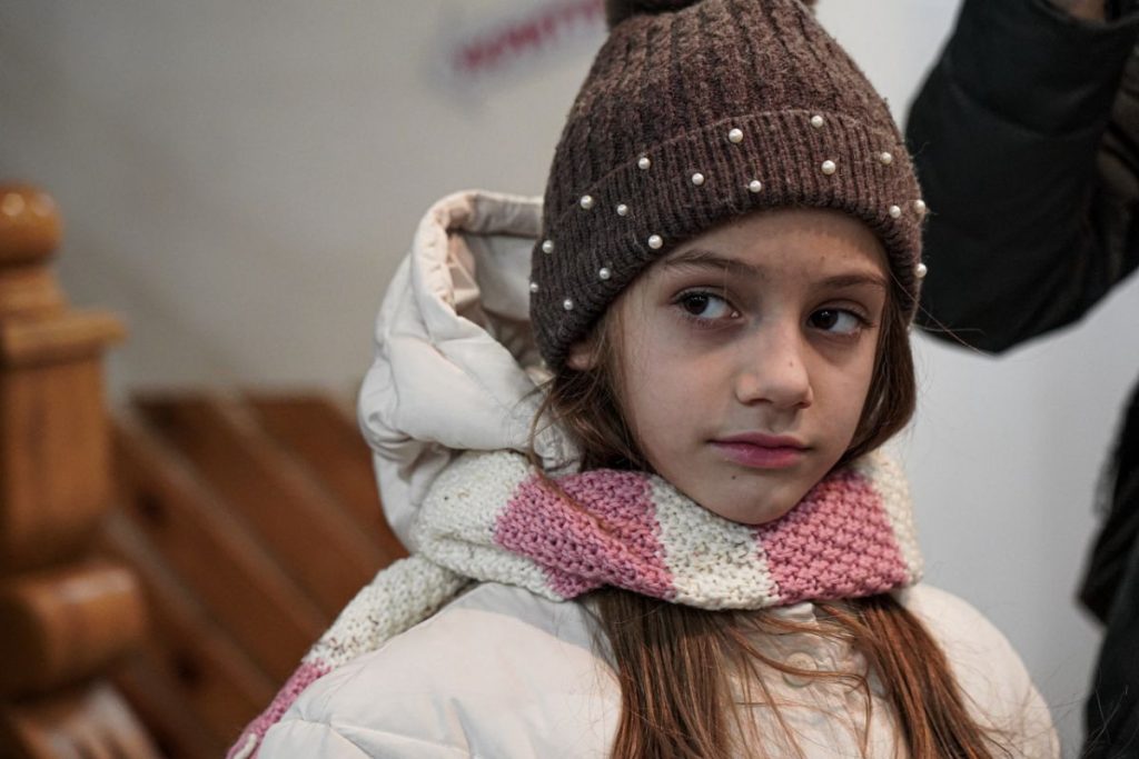 凍える寒さに耐えているウクライナ子どもたち
