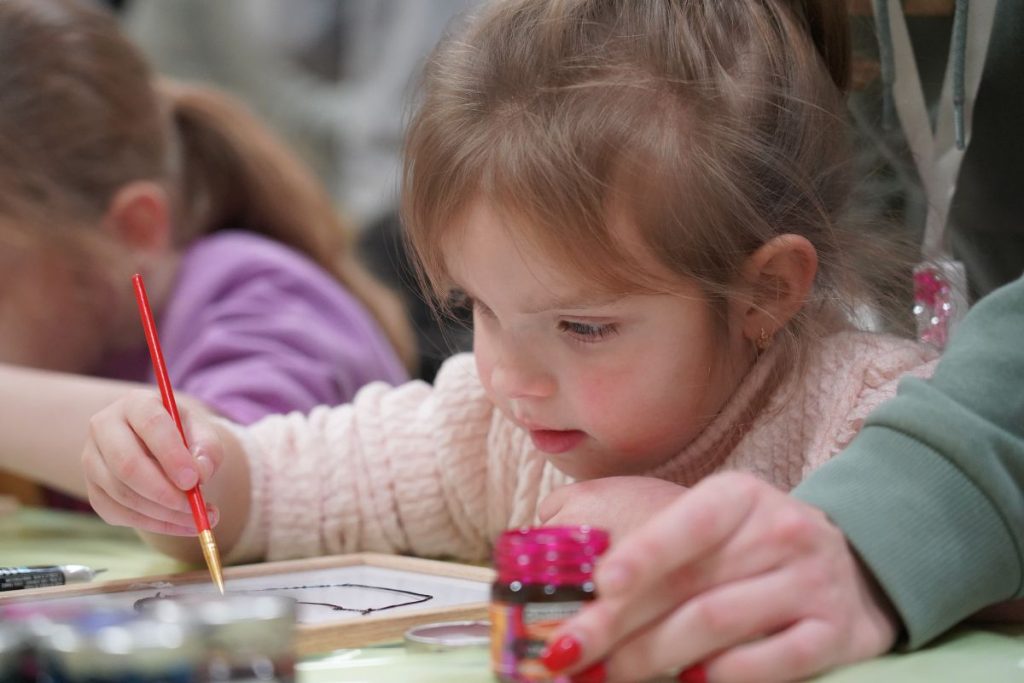 アートセッションに参加するダーシャちゃん（3歳）