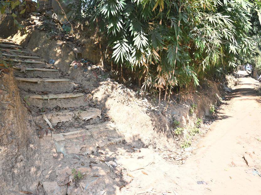 チョウドリ・パラの入り口。傾斜のきつい道が続く。