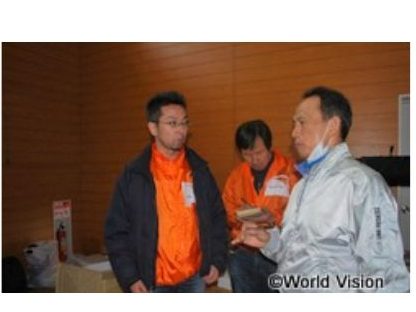 登米市内の避難所で、被災した男性にお話を伺う坂スタッフ