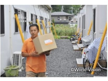 岩手県宮古市の仮設住宅に、生活用品を届けるWVJスタッフ