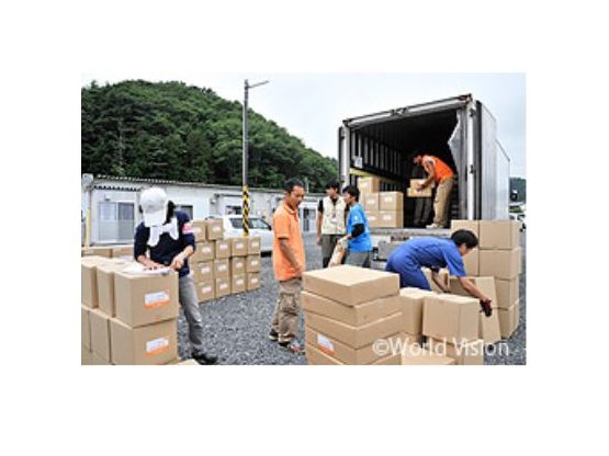 仮設住宅での生活用品配布のようす