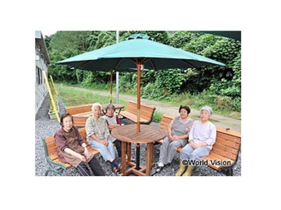 設置されたベンチに集まる、入居者の方々