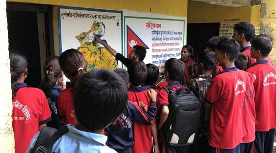 ハザードマップを囲む子どもたち