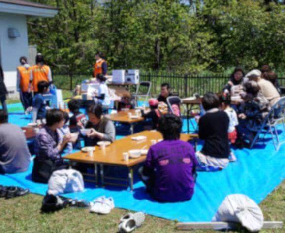 仮設住宅で入居者同士の交流を深め、自治会形成を促すためのイベントなどを開催 
